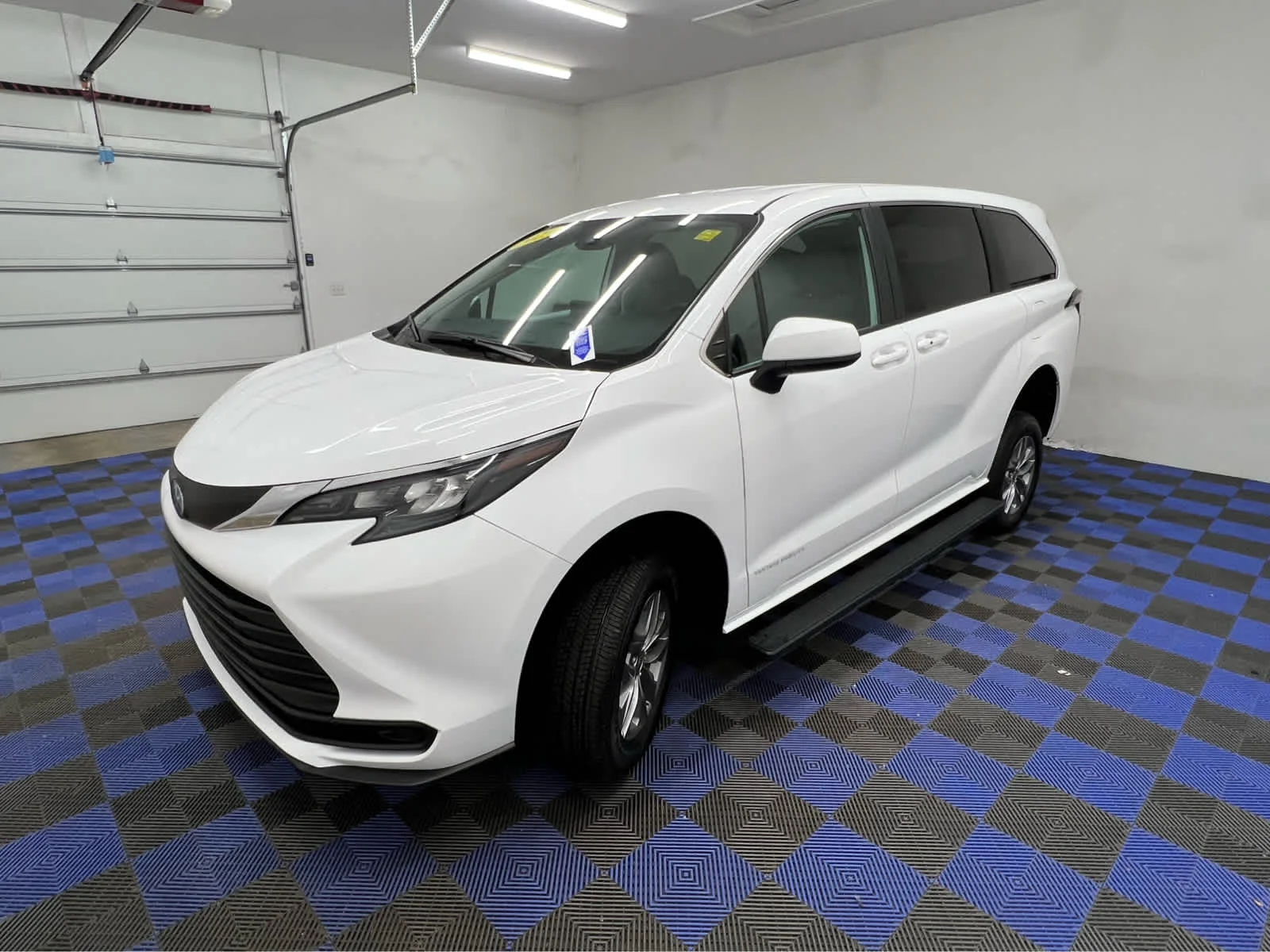 Used 2025 Ice Cap Toyota LE image 9