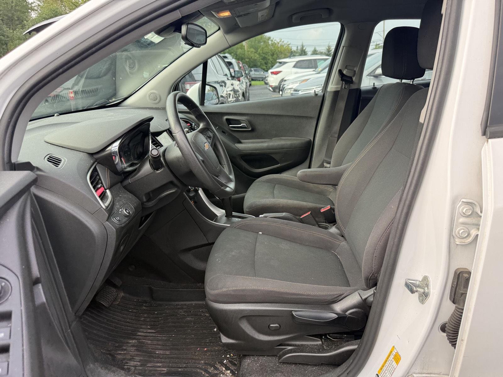 Used 2019 SUMMIT WHITE Chevrolet LS image 6
