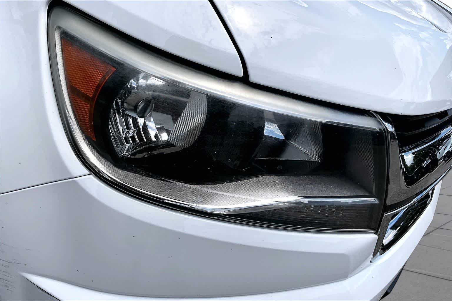 Used 2018 Summit White Chevrolet 2WD LT image 27