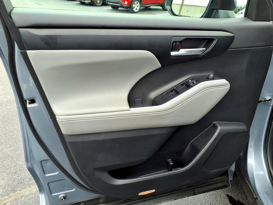 Used 2023 Moon Dust Toyota XLE image 18