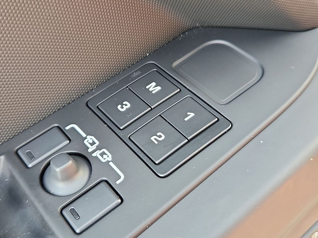 Used 2026 Fuji White Land Rover S image 24