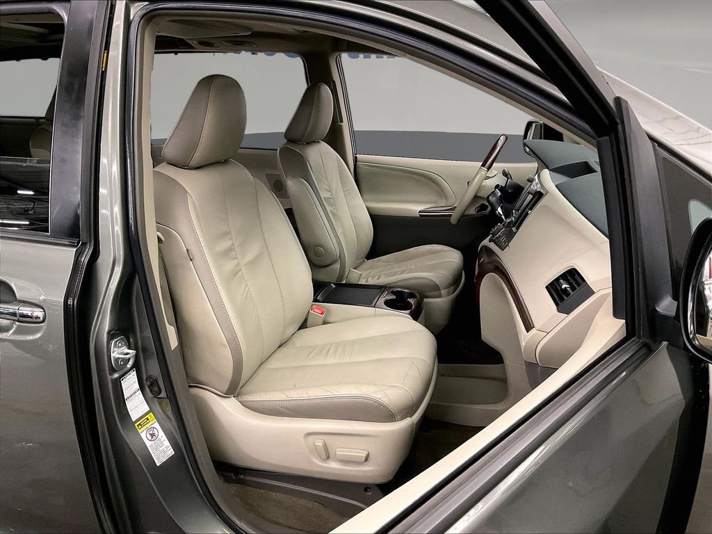 Used 2011 Green Toyota Limited image 10