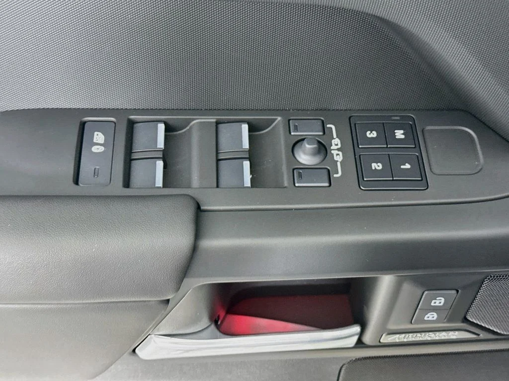 New 2026  Land Rover X-Dynamic SE image 19