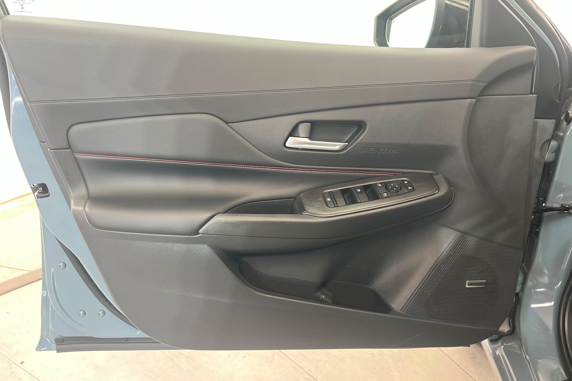 New 2026 Atlantic Gray Metallic / Super Black Two-tone Nissan SR image 15