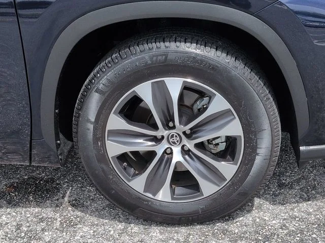 Used 2022  Toyota XLE image 11