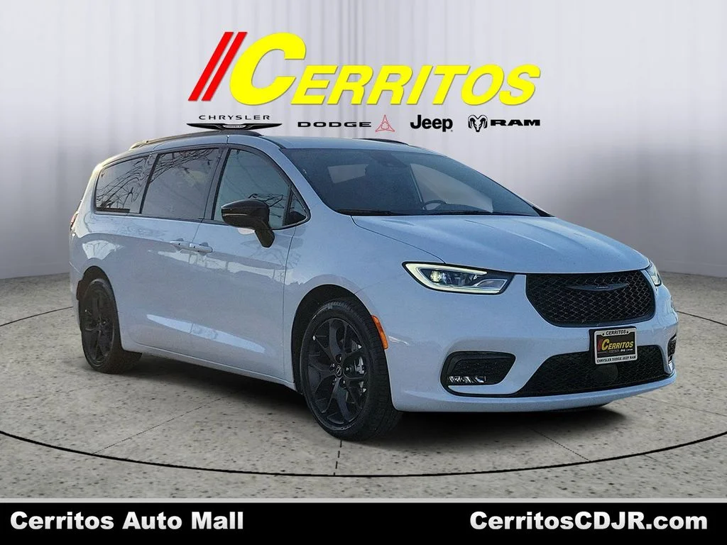 2026 Chrysler Pacifica Select's photo