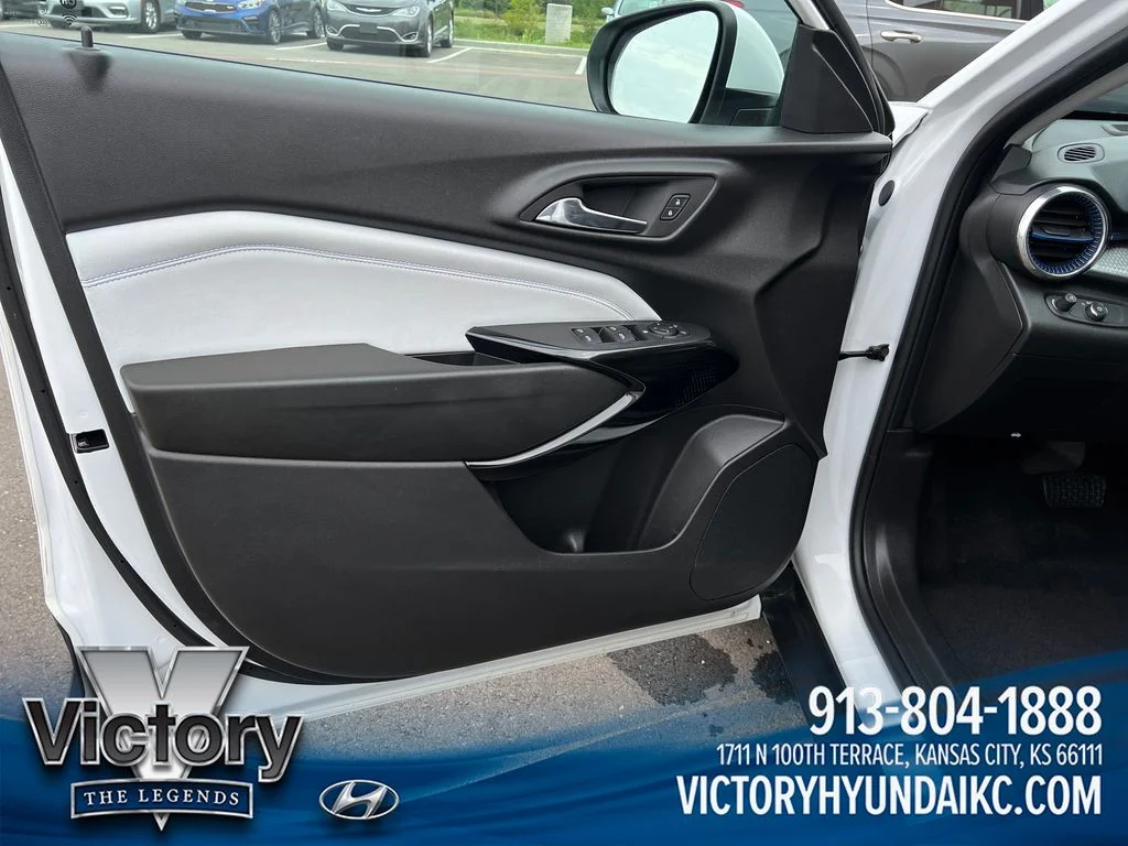 Used 2025 White Chevrolet LT image 10