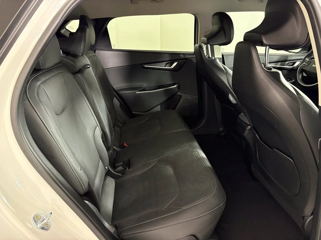 Used 2022 White Kia Wind image 41