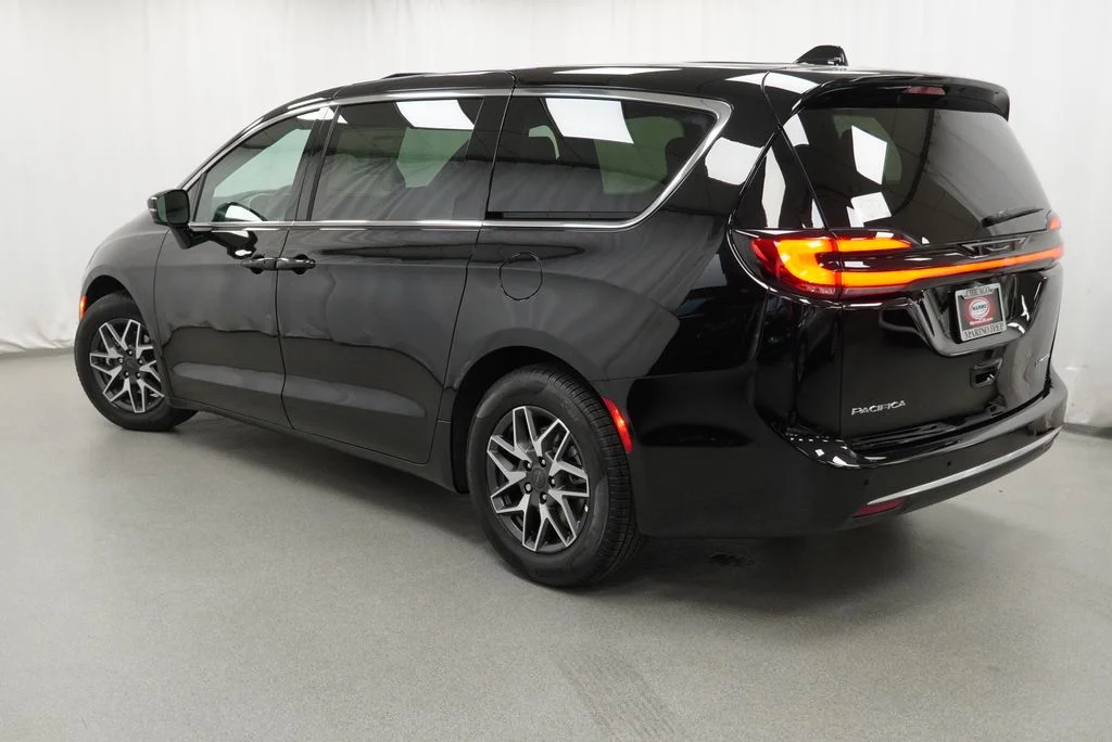 New 2027 Diamond Black Crystal Pearl-Coat Paint Chrysler Limited image 25