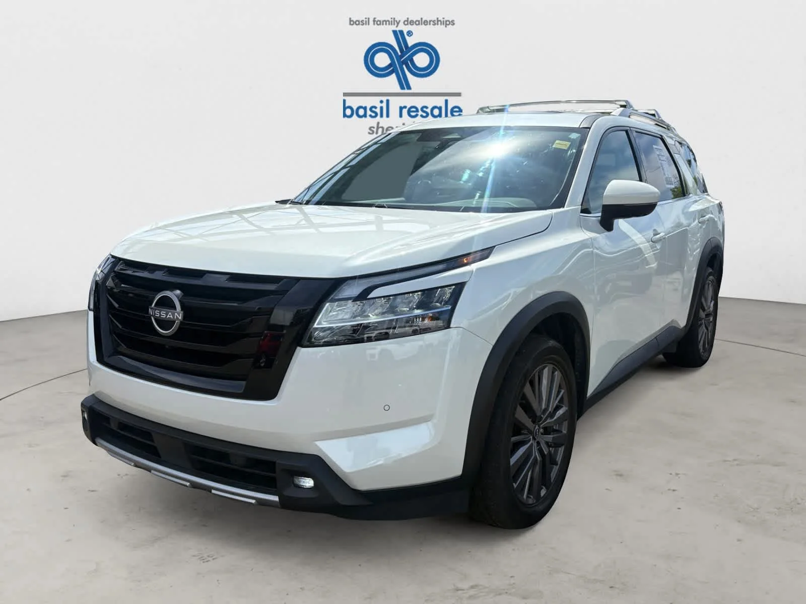 Used 2023 Pearl White Tricoat Nissan SL image 2