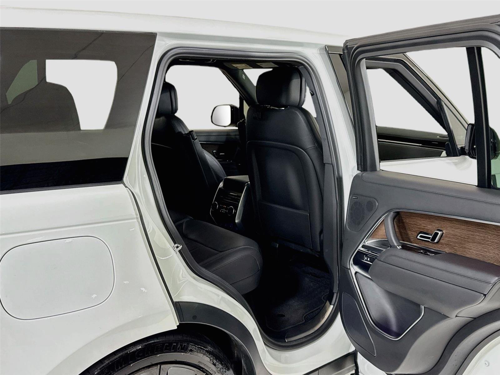 Used 2024 Fuji White Land Rover SE | Blackout Pkg | 360 Camera | Heated/Vented Seats image 29