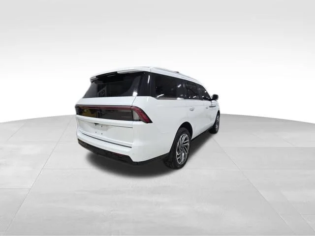 Used 2025 White Metallic Lincoln Reserve image 7