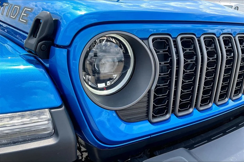 New 2025 Hydro Blue Pearl-Coat Exterior Paint Jeep High Tide image 16