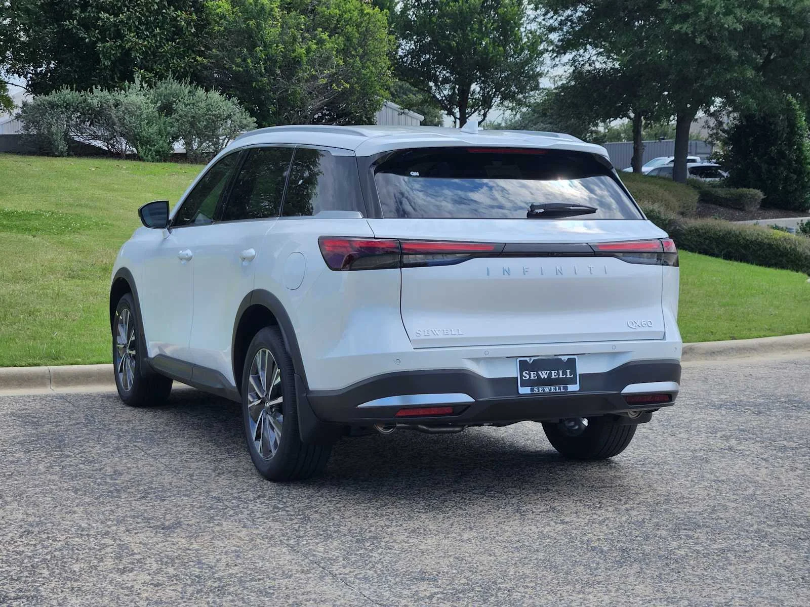 New 2027 RADIANT WHITE INFINITI Luxe FWD image 3