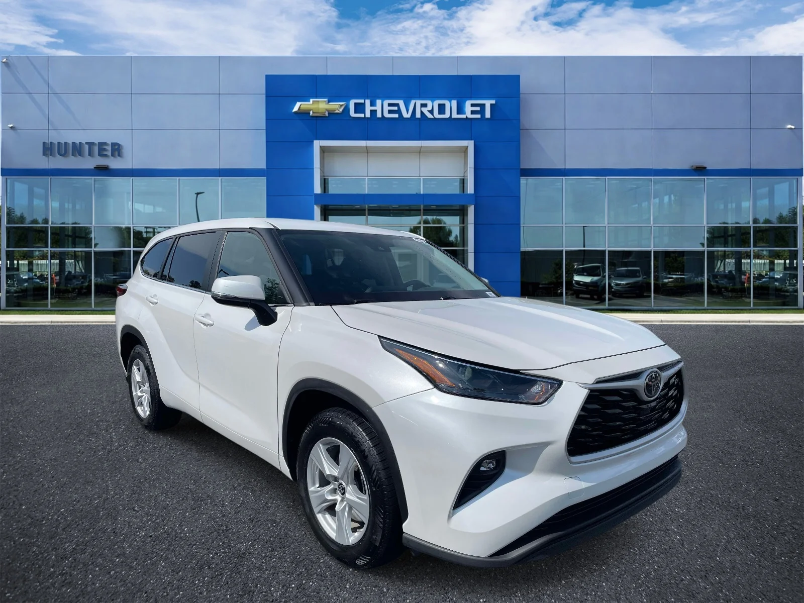 Used 2023 Off-white Toyota LE image 1