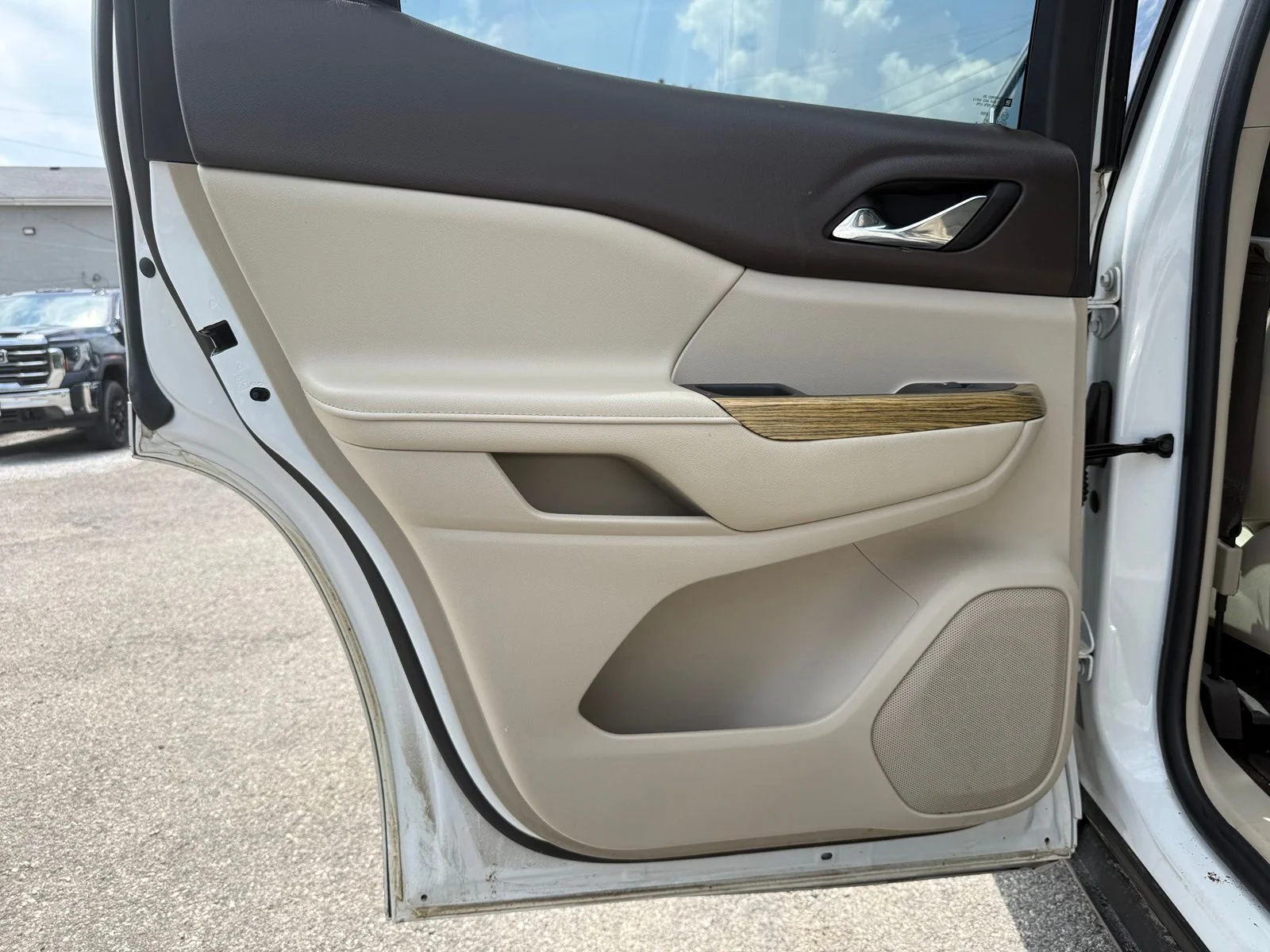 Used 2018 White GMC Denali image 22