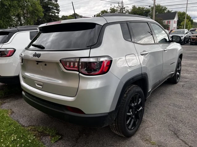 New 2026 Silver Zynith Metallic Clear-Coat Exterior Paint Jeep Latitude Altitude image 3