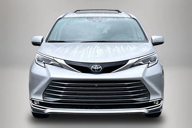 Used 2023 Silver Toyota Platinum image 3