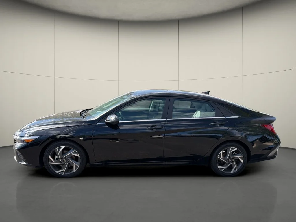 Used 2024 Black Hyundai Limited image 4