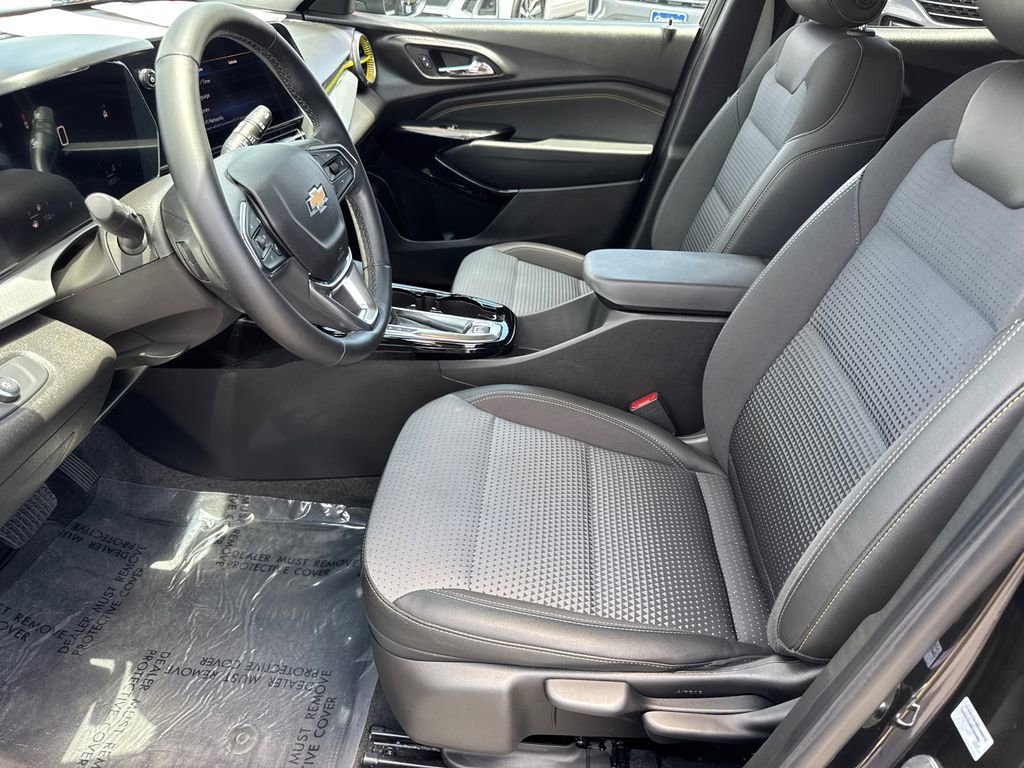 Used 2025 Mosaic Black Metallic Chevrolet LT image 26