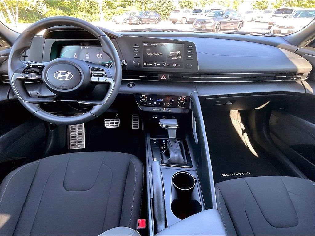 Used 2025 White Hyundai SEL Sport image 21