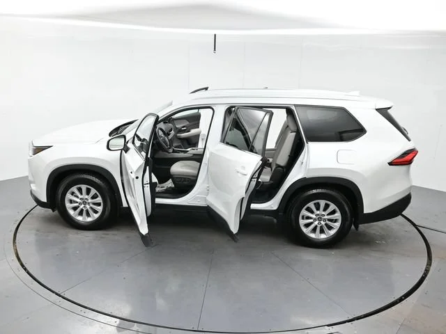 Used 2024 Wind Chill Pearl Toyota XLE image 42