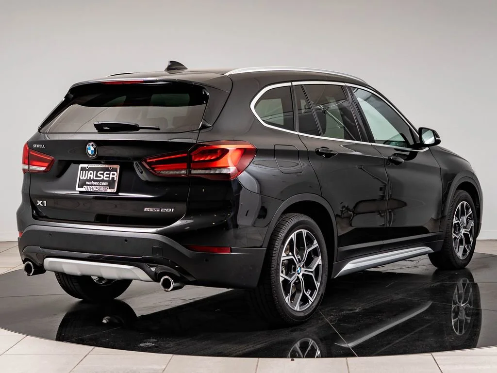 Used 2021 Black Sapphire Metallic BMW sDrive28i image 10