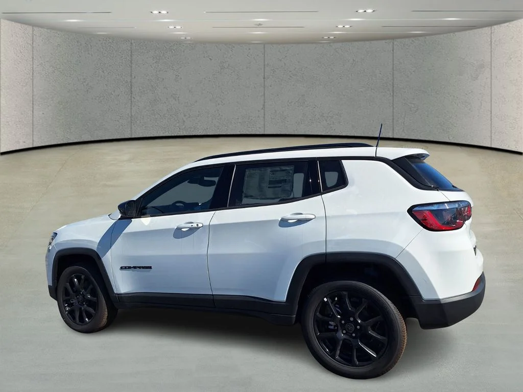 New 2026 Bright White Clearcoat Jeep Latitude image 7