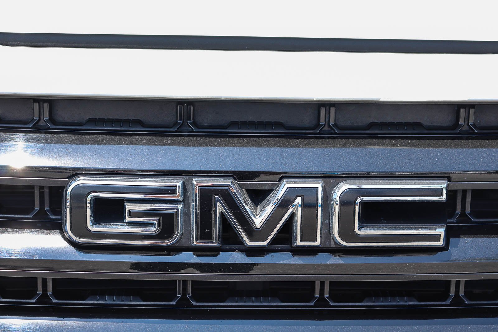Used 2021 Summit White GMC Elevation image 4
