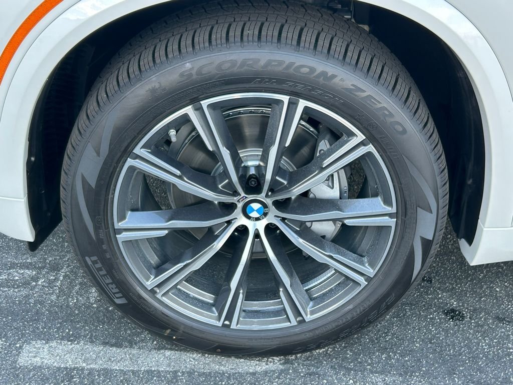 New 2026 Mineral White Metallic BMW xDrive40i image 9