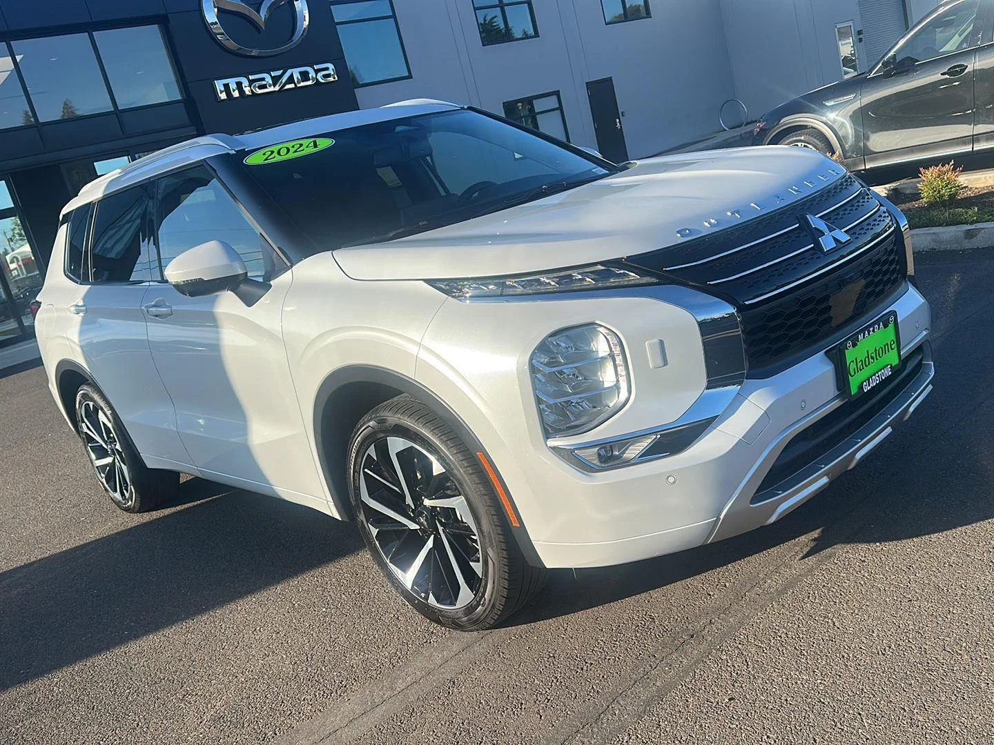 Used 2024 White Diamond Mitsubishi SEL image 12