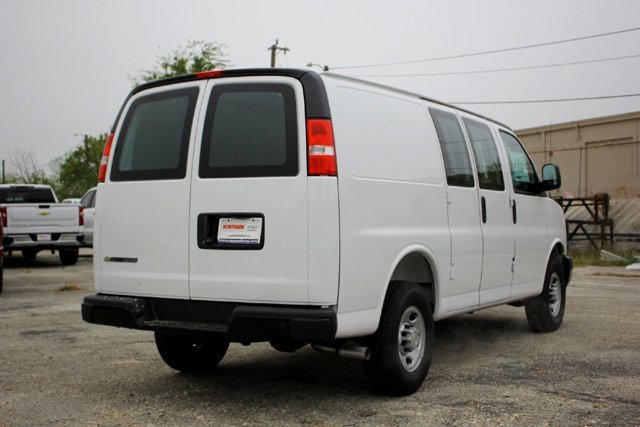 New 2025 Summit White Chevrolet WT image 6