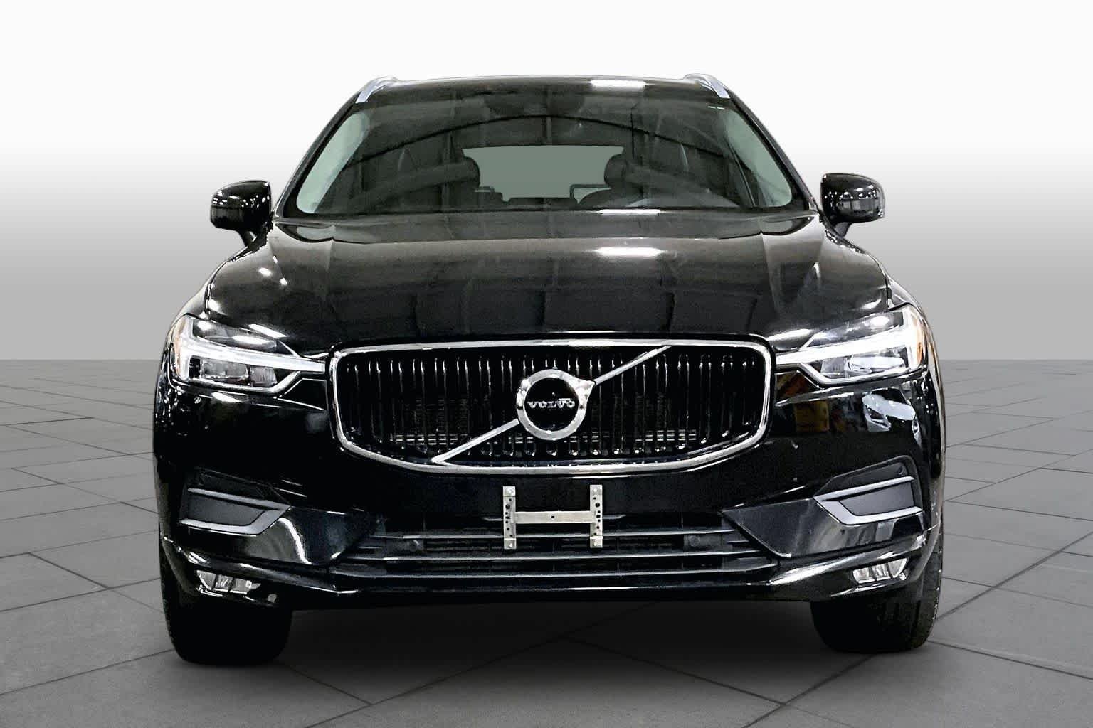 Used 2021 Onyx Black Metallic Volvo Momentum image 4