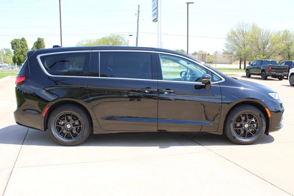 Used 2024 Black Chrysler Touring L image 4