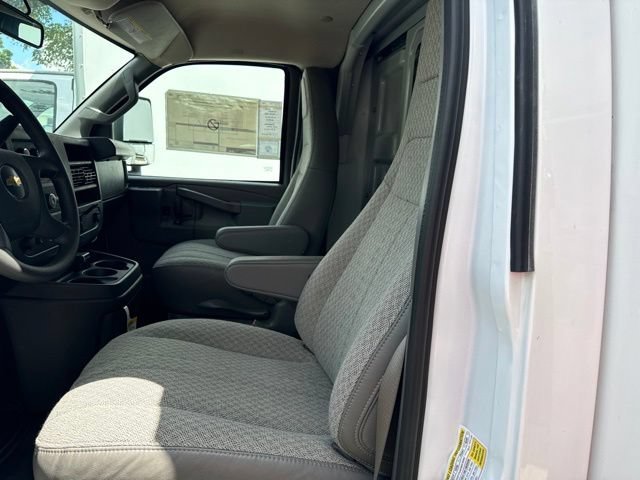 New 2025 Summit White Chevrolet 1WT image 15