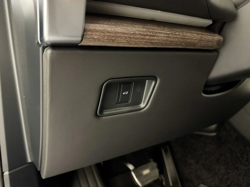 New 2026 British Racing Green Land Rover SE image 10
