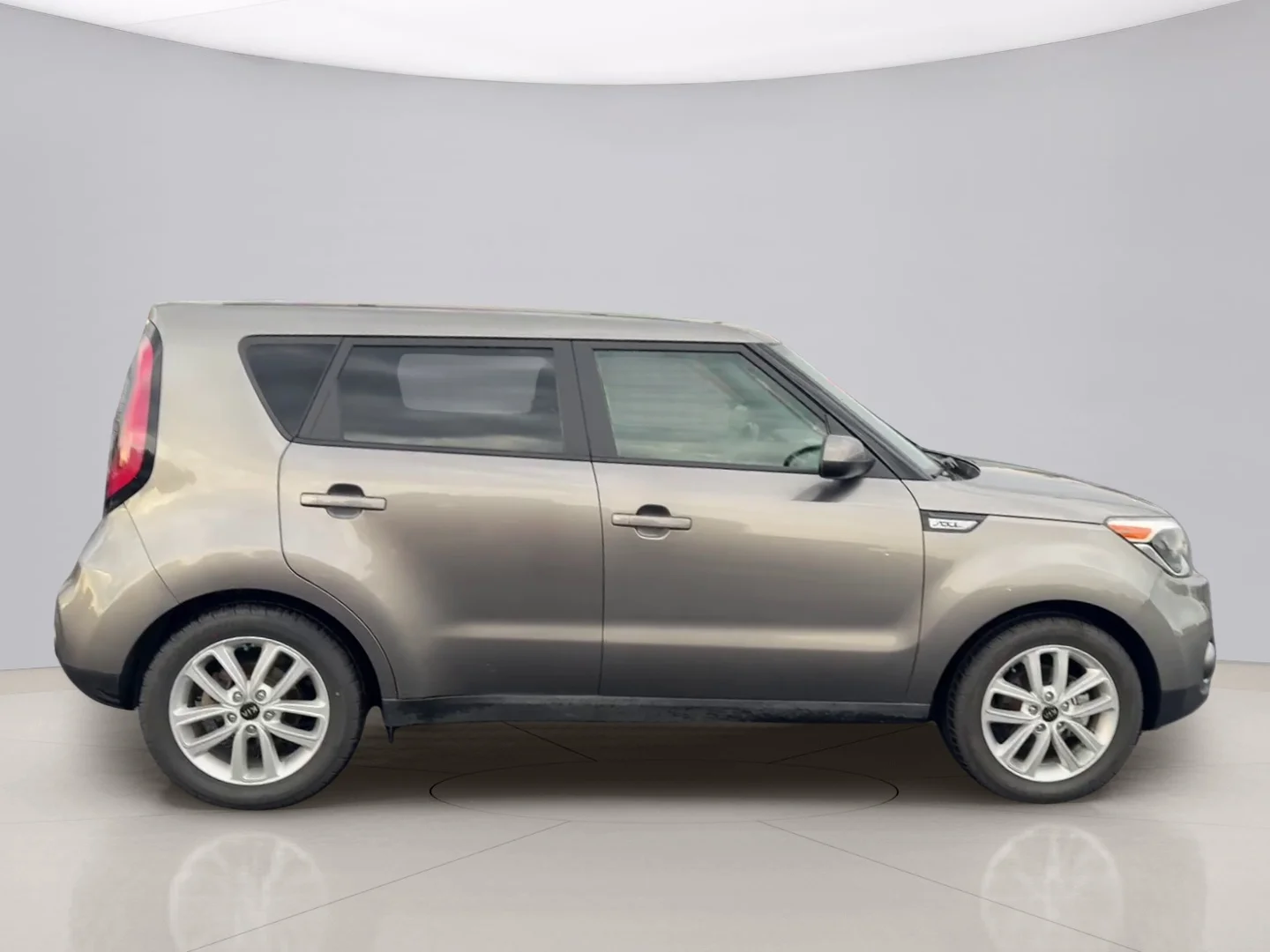 Used 2019 Gray Kia + image 6