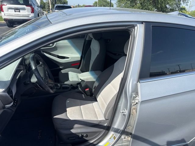 Used 2020 Silver Hyundai SE image 8