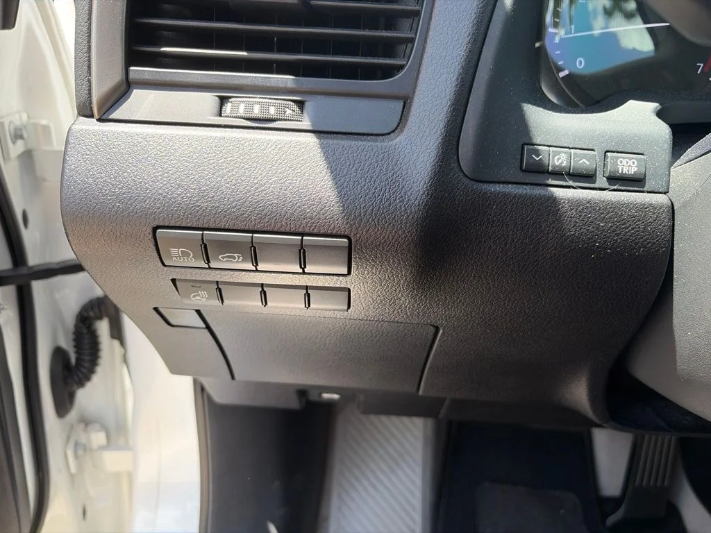 Used 2017 White Lexus 350 image 22
