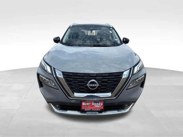 Used 2022 Gray Nissan Platinum image 2