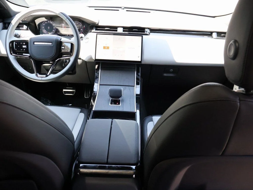 Used 2026 Zadar Gray Premium Metallic Land Rover Dynamic SE image 15