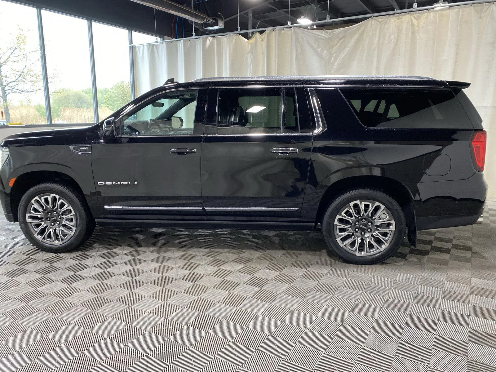 Used 2023 Onyx Black GMC Denali Ultimate image 4
