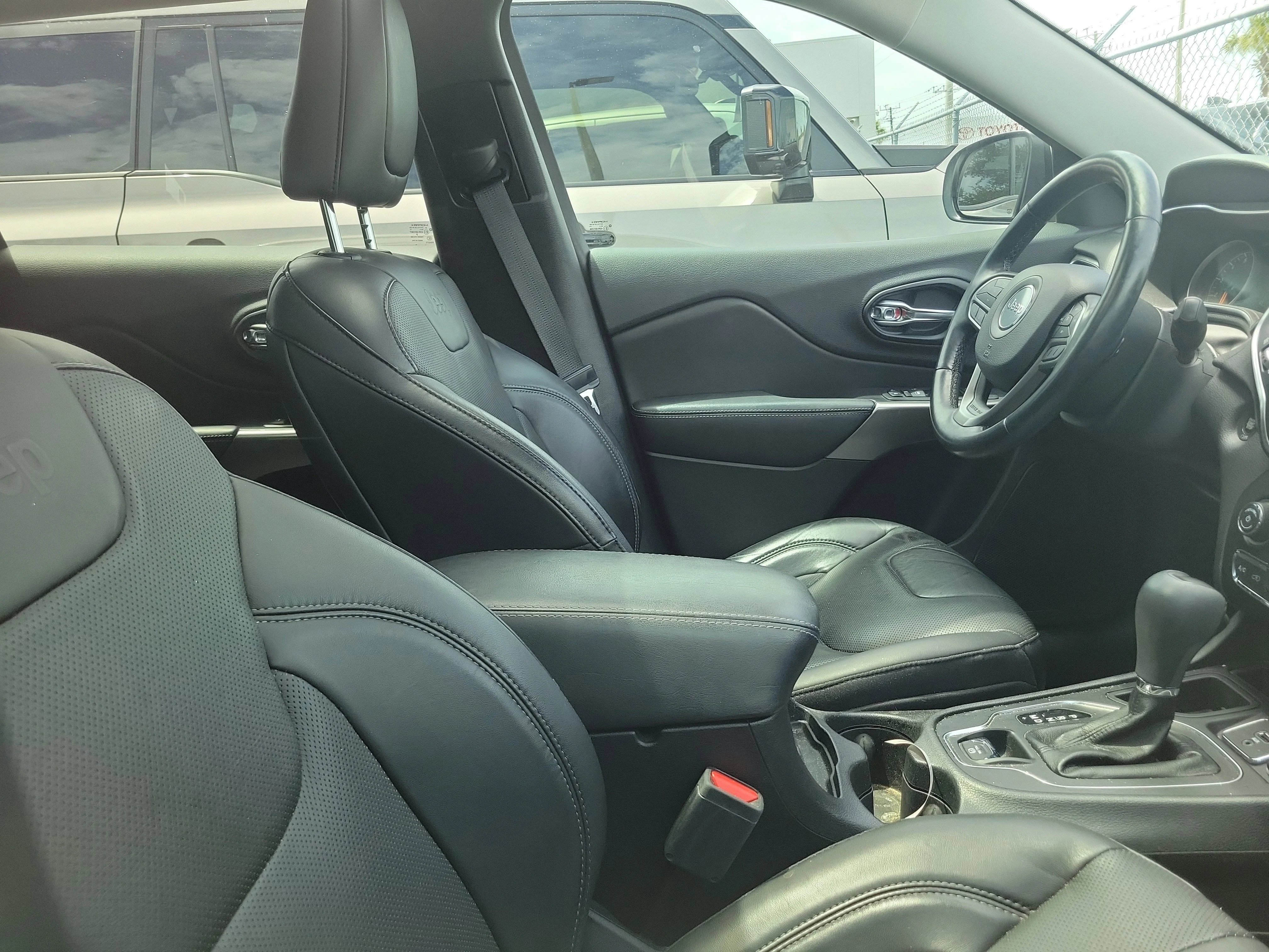 Used 2021 Bright White Clearcoat Jeep Latitude Lux image 5