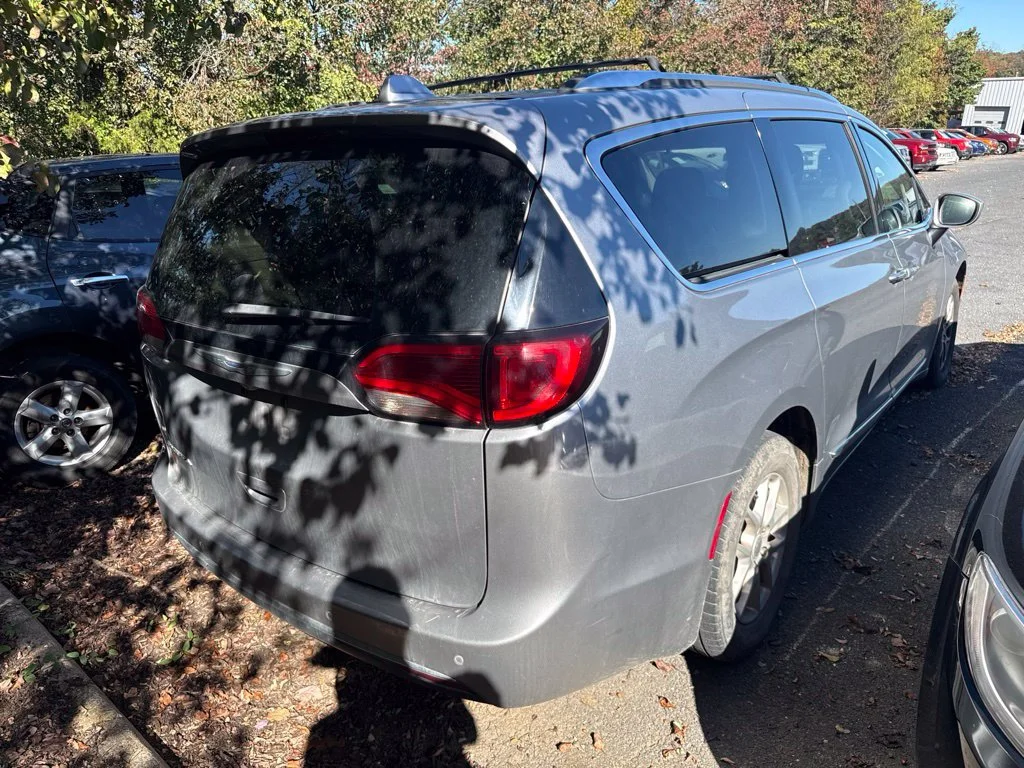 Used 2020 Silver Chrysler Touring L image 4