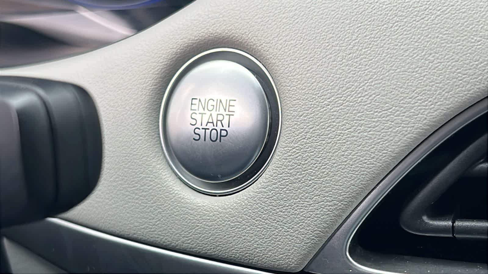 Used 2020 Hyper White Hyundai SEL image 17