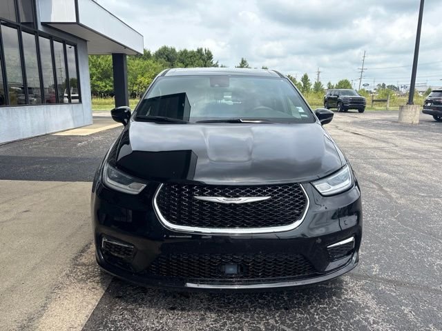 Used 2025 Black Chrysler Select image 8