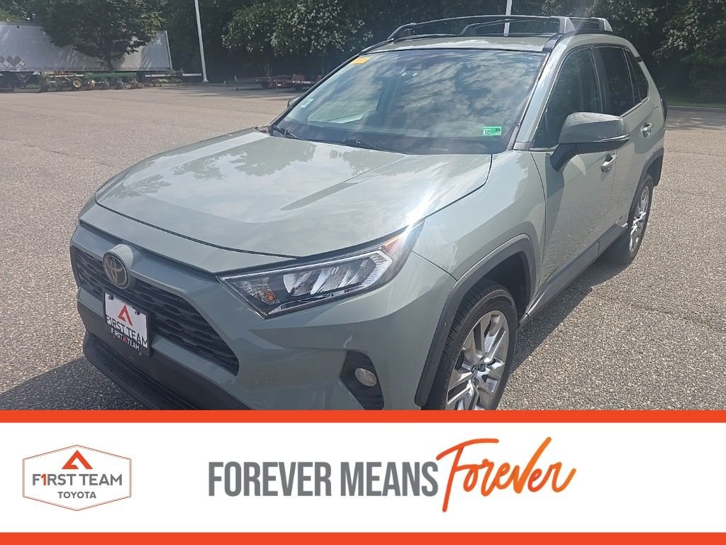 Used 2020  Toyota XLE Premium image 1