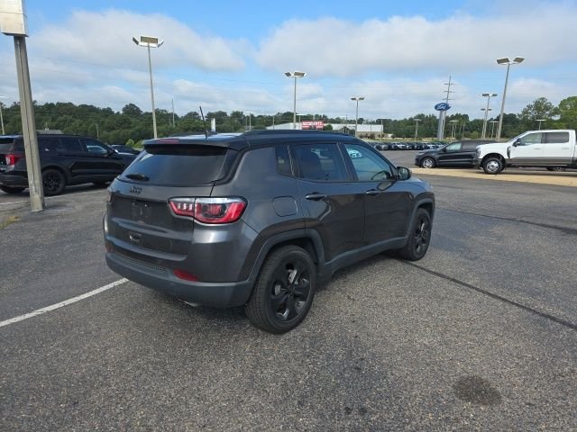 Used 2019 Gray Jeep Latitude image 3