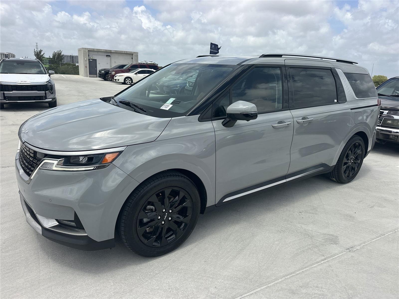 2023 Kia Sedona SX's photo