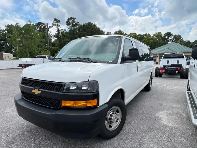 2025 Chevrolet Express Passenger 1LS